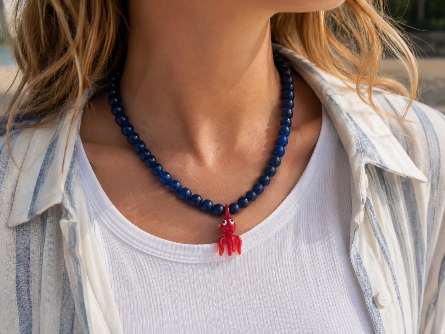 collier-perles-bleues-poulpe-porte-lifestyle