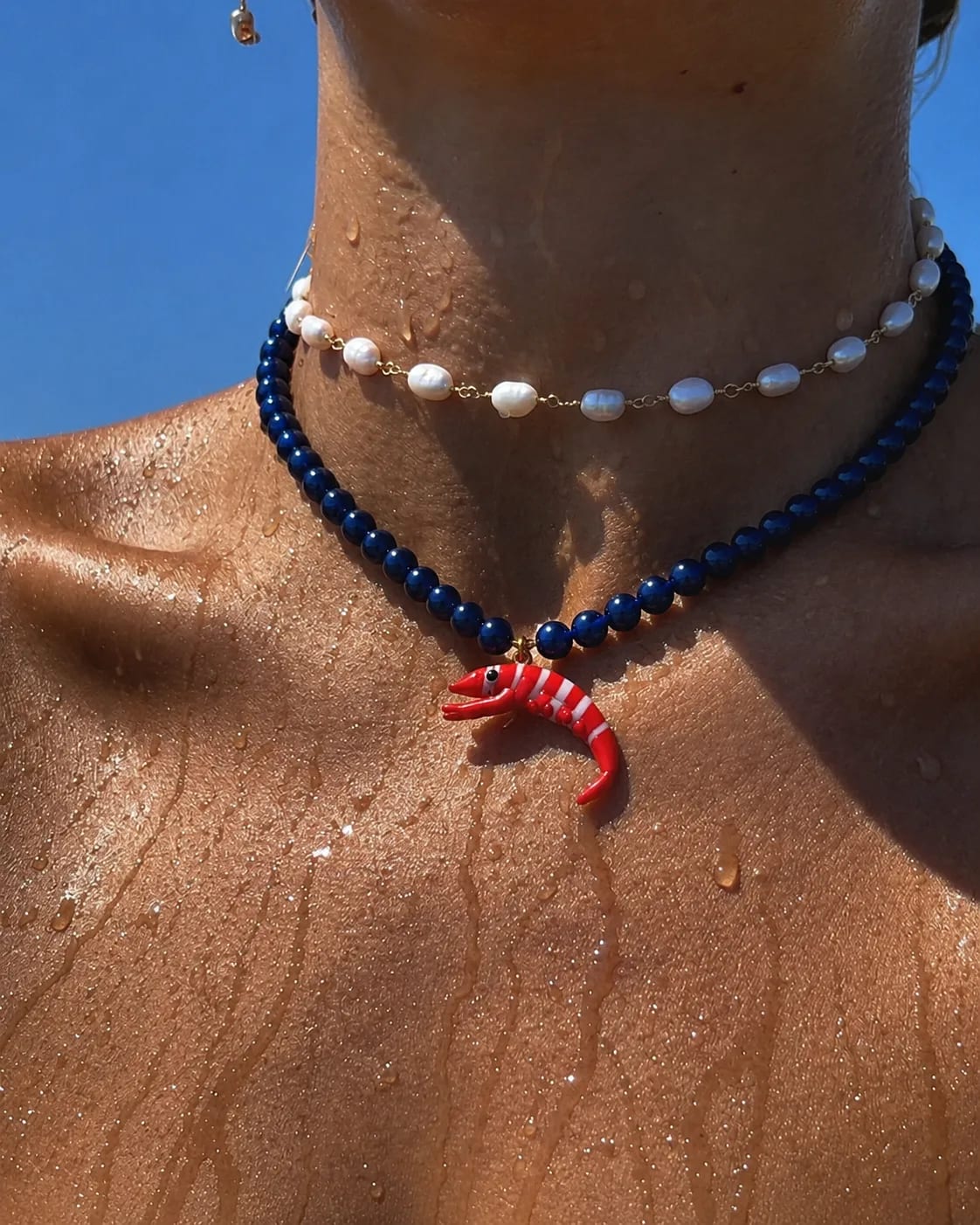collier-crevette-perles-bleu-marine-labaignade-porte