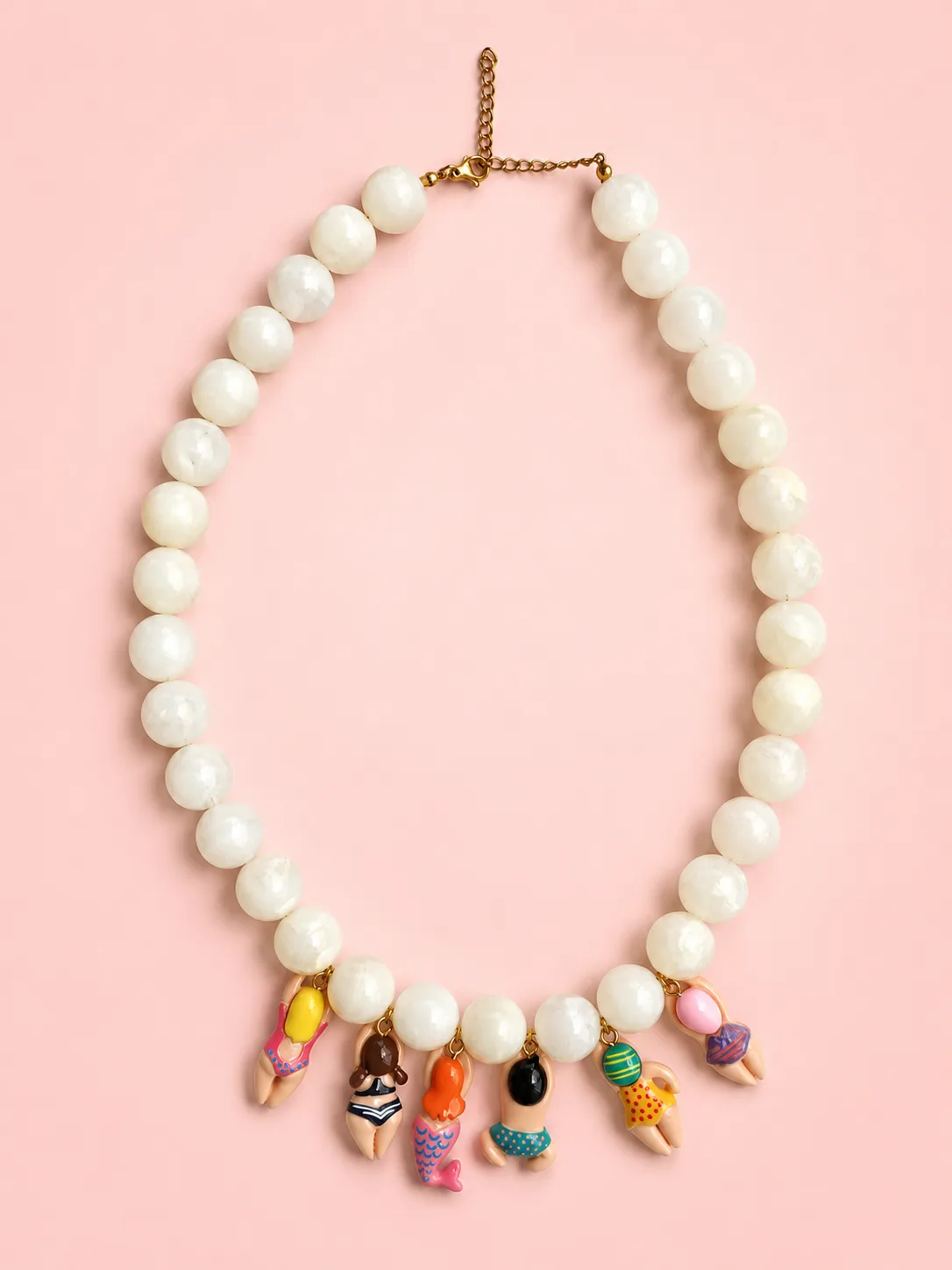 collier-perles-blanches-baigneuses-fait-main-fond-rose