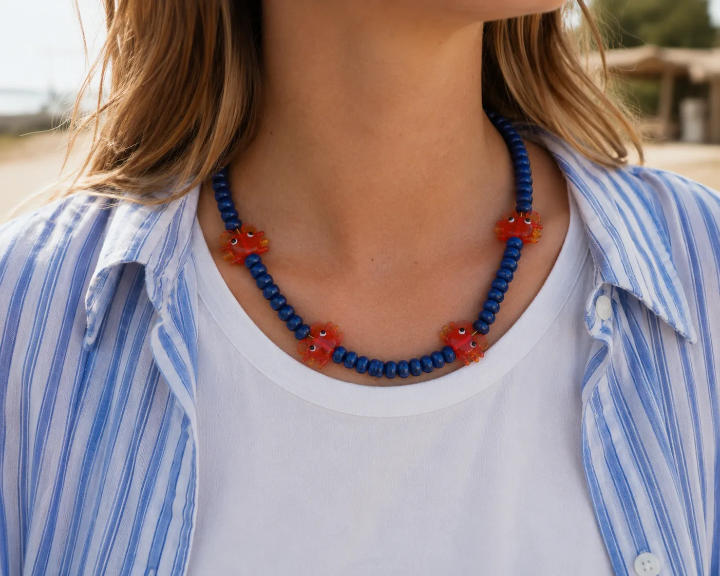 collier-perles-bleues-crabes-porte-lifestyle