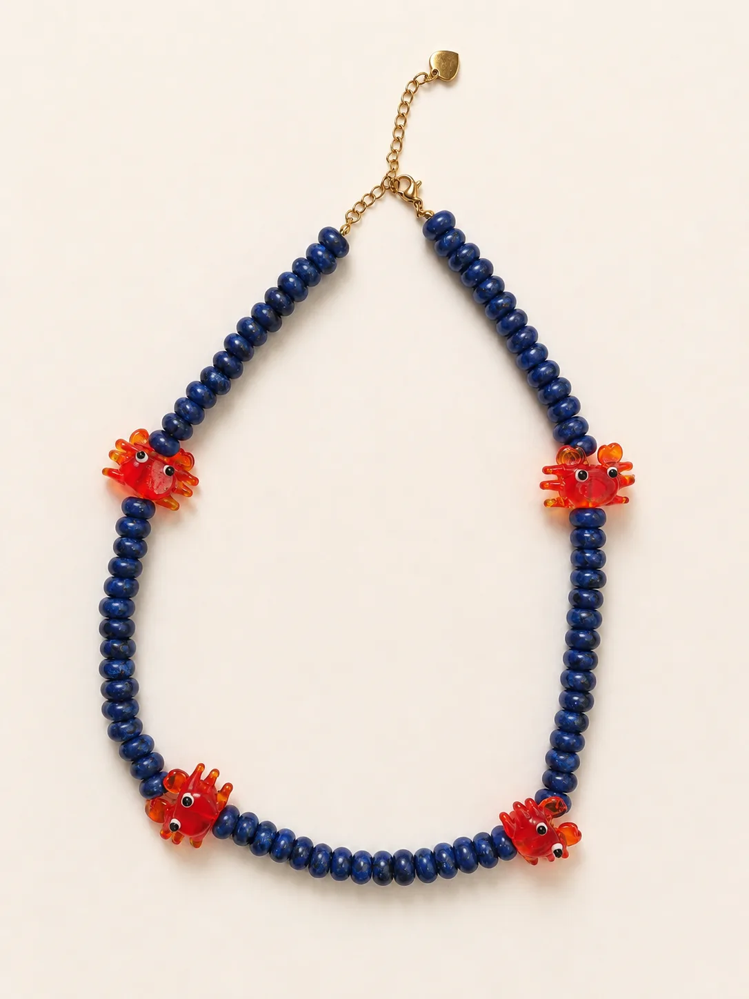 collier-perles-bleues-crabes-studio-beige
