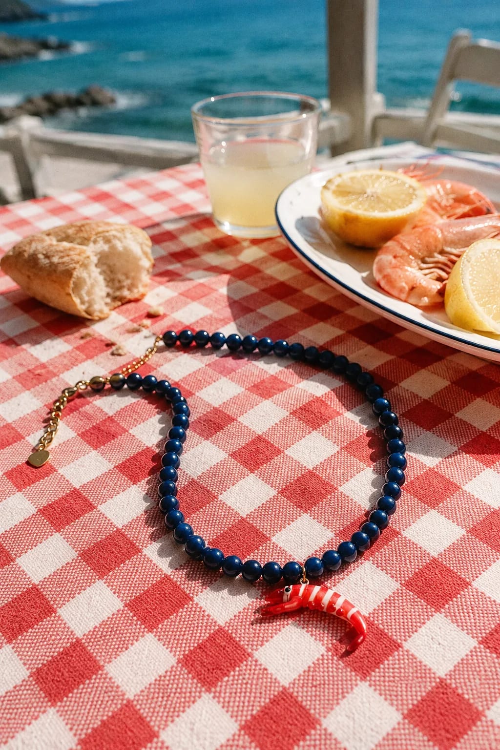 collier-perles-bleues-crevette-lifestyle-dejeuner