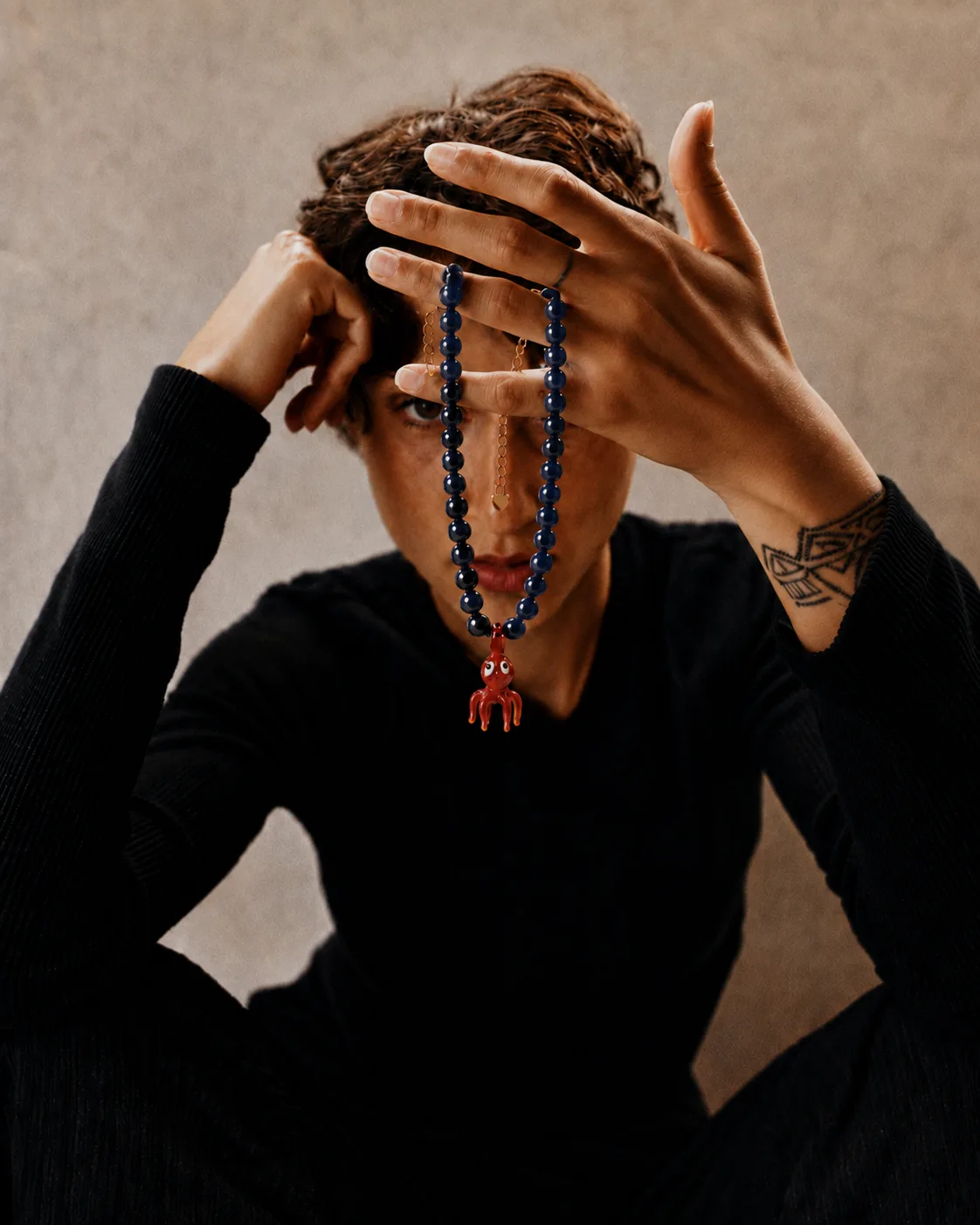collier-poulpe-perles-bleu-marine-labaignade-tenu-main-femme